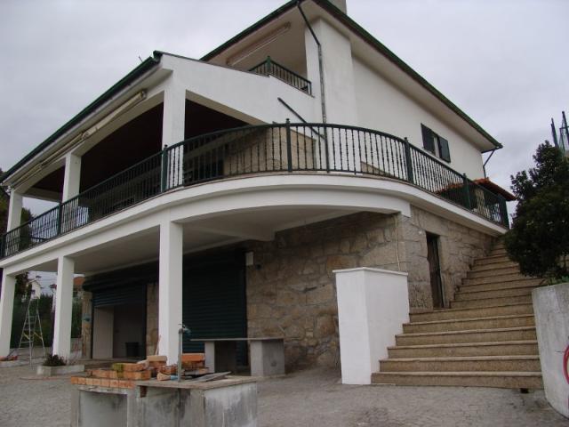 MORADIA 4 FRENTES À CIDADE