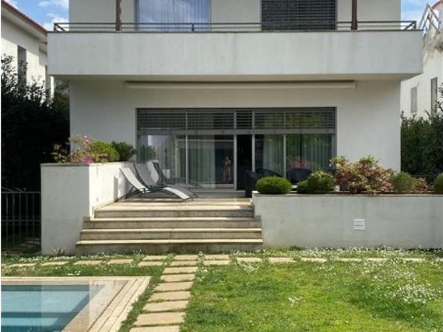 Moradia 4 frentes com piscina, na Avenida marechal Gomes da Costa/Foz Porto