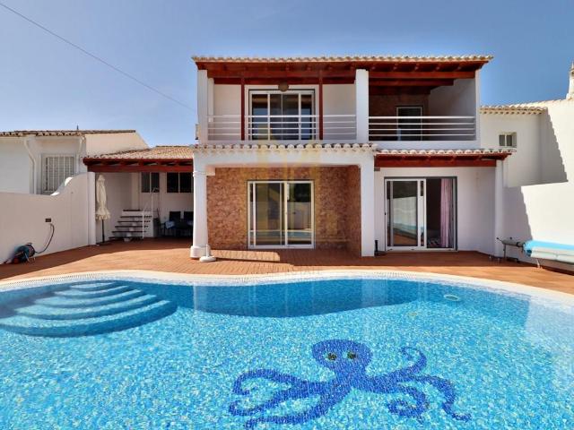 Moradia 4 quartos com piscina aquecida e garagem em zona res. 103m² Luz