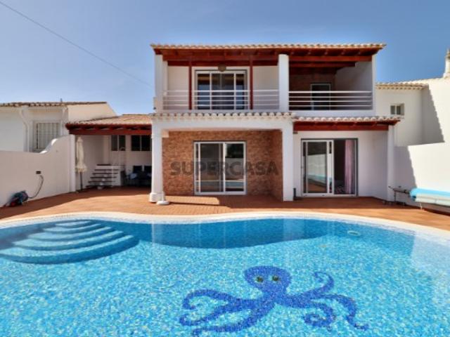 Moradia 4 quartos com piscina aquecida e garagem em zona residencial Praia da Luz, Lagos
