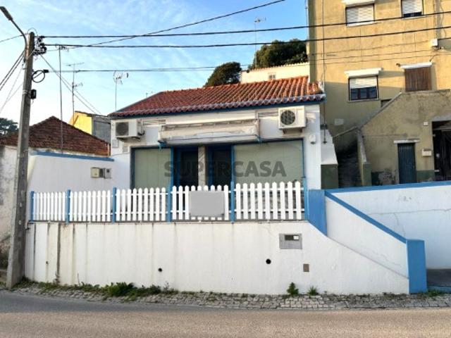 Moradia/Loja Possibilidade de conversão para T2 Boa localização Proximidade a todo o tipo de serviços A dos Cunhados, Torres Vedras