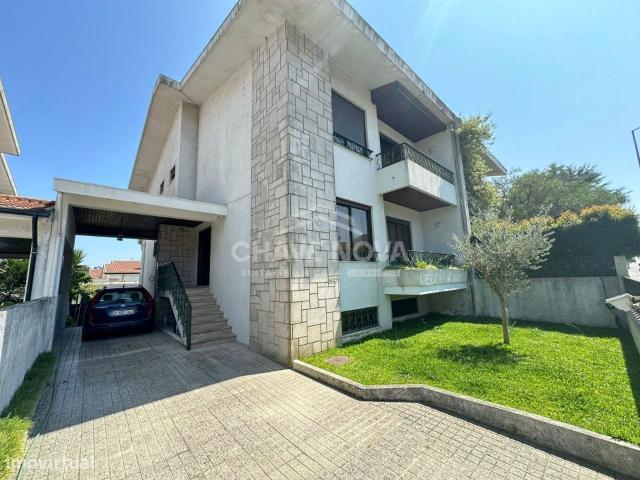Moradia T4, 3 Frentes no Centro da Maia