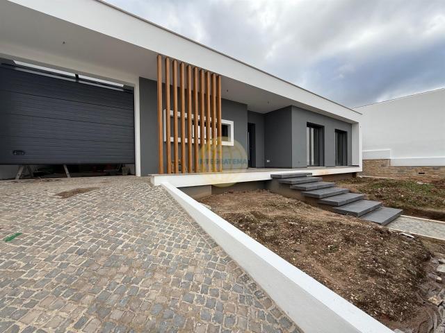 Moradias T3 com garagem fechada e piscina perto da praia d. 207m² Nadadouro