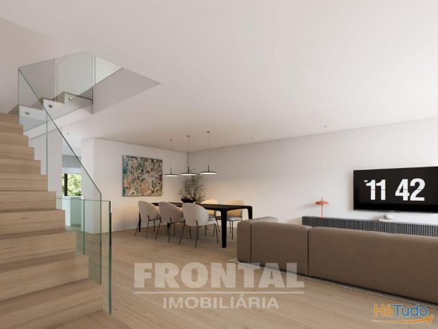 Moradias T3 de 2 e 3 Frentes em Condomínio Fechado com Piscina | 26054084848