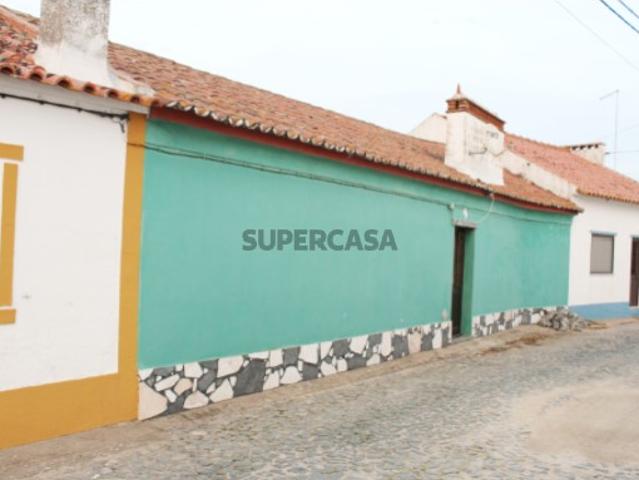 Moradias T1 + T2 com quintal e casa de forno