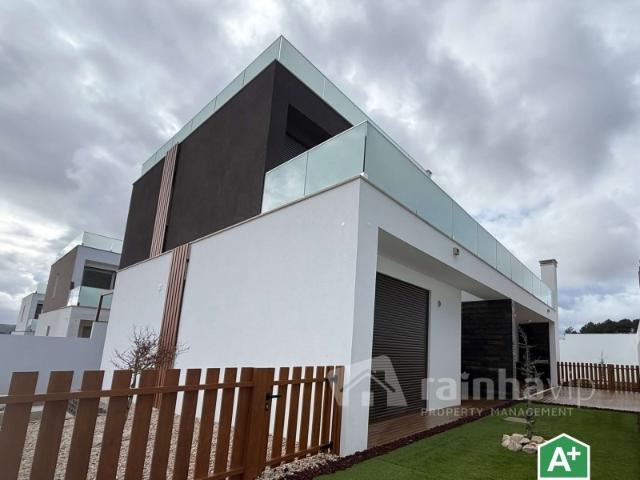 Moradias T4 de qualidade superior com piscina inseridas em Urbanização junto da praia e mar