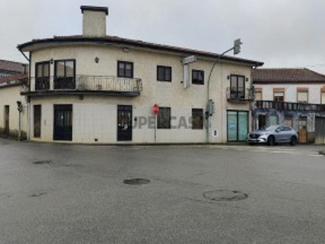 Moradias T4 e T2 com armazém afecto a comercio Argoncilhe