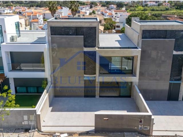 Moradias V3+1 com cave e piscina nas Gambelas