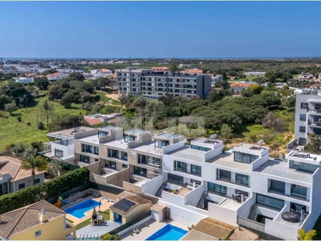 Moradias V3+1 com piscina | Gambelas Design contemporâneo