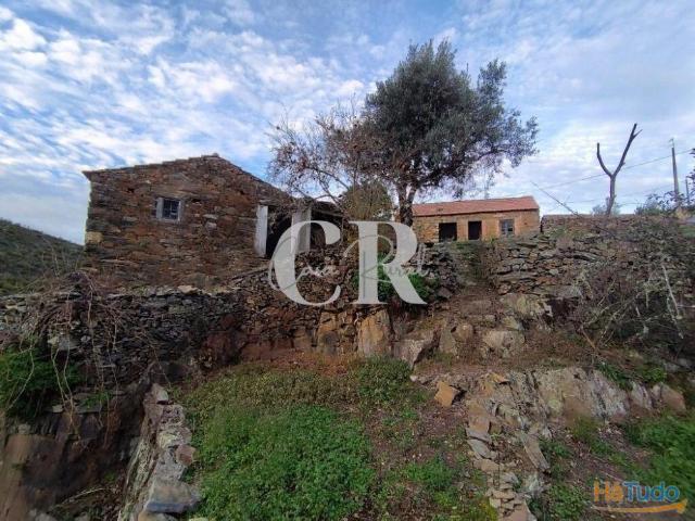 Moradias em pedra, para recuperar, a confrontar com ribeira em Oleiros | 26073710830