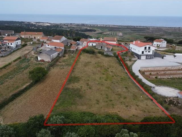 Moradias em ruínas para recuperar em terreno com 3300 m2 980 m2 em espaço urbano III