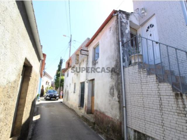 Moradias nos arredores da Lousa