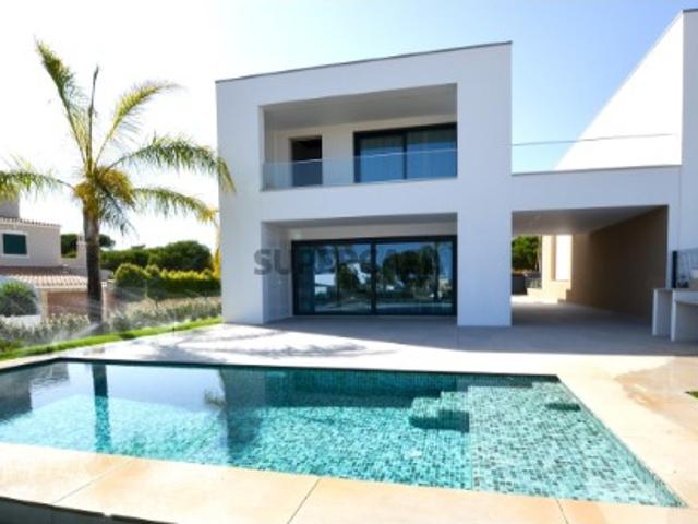 Moradias Novas com Piscina Privativa
