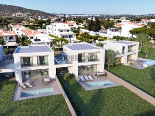 Moradias Novas com Piscina Privativa