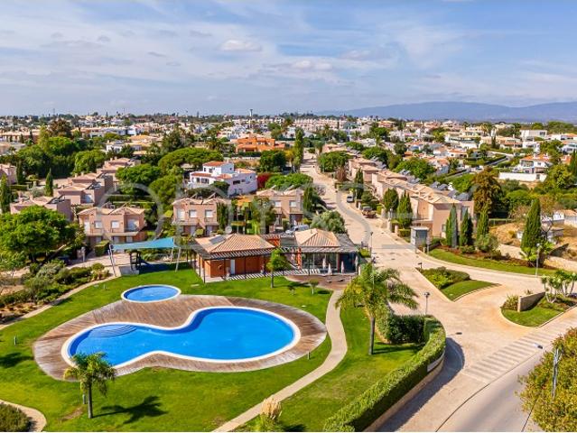 Moradias Novas Ideais para Habitação ou Investimento em Arrendamento em Carvoeiro