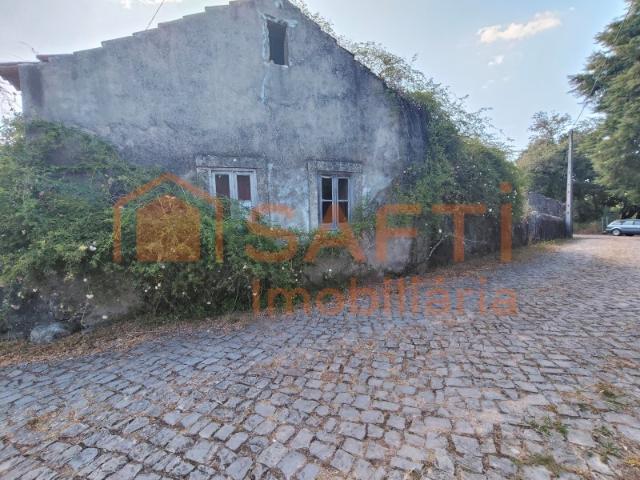 MORADIAS PARA RECONSTRUÇÃO, COM TERRENO DE CULTIVO TODO MURADO