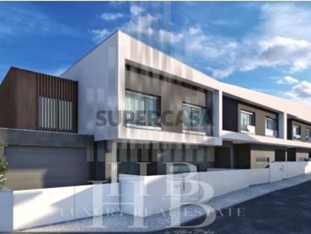 MoradiaT4 Geminada com Piscina | Fanqueiro | Loures