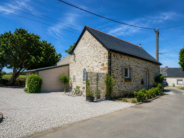 MORBIHAN. A proximité de Gourin: charmante maison individuelle en pierre de 3 chambres, entièrement meublée et récemment rénovée avec des matériaux de qualité