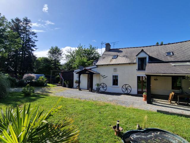 MORBIHAN Meneac Charmante maison de 2 chambres avec jardin, terrasse, serres tunnels, remises, chambre RDC possible