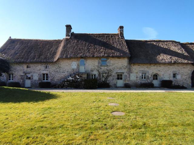 MORBIHAN, Melrand, Magnifique maison, toit de chaume, trois chambres et terrain
