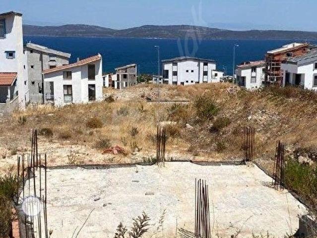 Mordoğan kamukent sit üçbuçuk kat imarlı temeli atılmış arsa