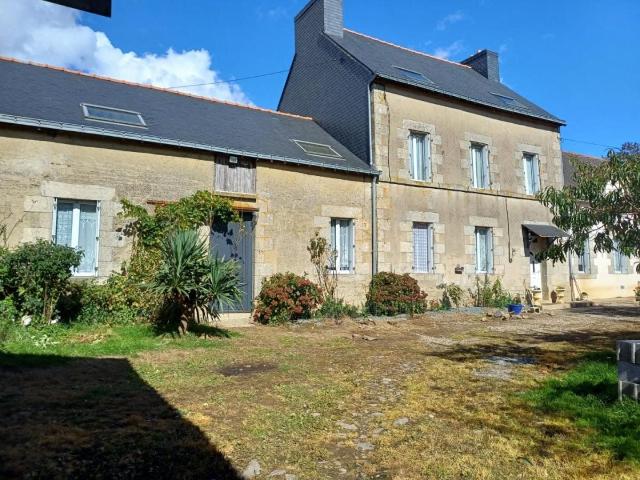MOREAC PROPRIETE LONGERE ET DEPENDANCES