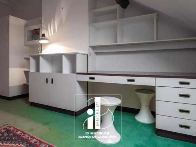 MORET SUR LOING CUR DE VILLE APPARTEMENT / MAISON DE CARACTERE de 225m2 avec COURETTE PAVEE