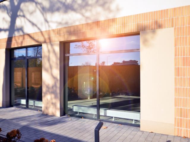 MORGES CENTRE: HÜBSCHE ARKADE IN DER NÄHE DES BAHNHOFS. GROSSE FENSTER