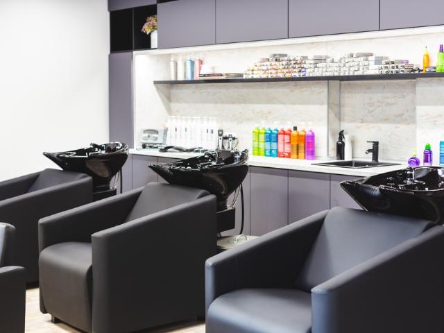 MORGES: MALL SHOPPING SALON DE COIFFURE M/F? KIND, DAS MAN ZURÜCKNIMMT
