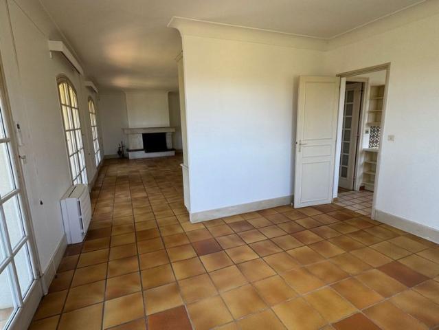 MORLAAS Belle Demeure de 200mÂ² hab/8 piÃ¨ces/sous sol total/Climatisation/1400mÂ² de terrain