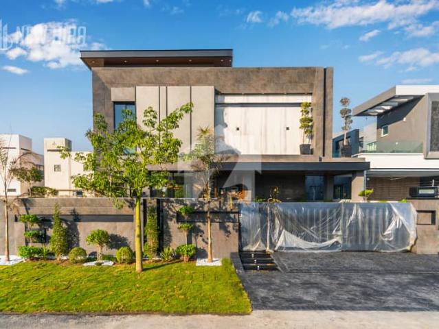 Most unique design one kanal luxurious house near raya golf club for sale