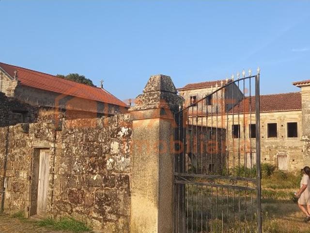 Mosteiro para reconstruir