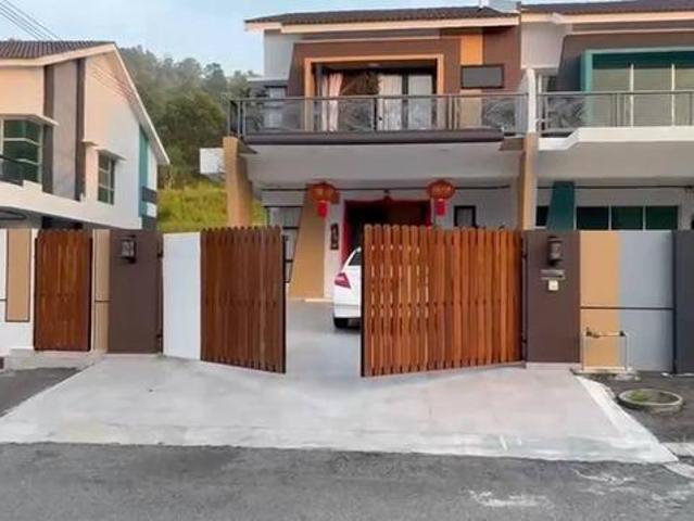 Mosey Hill Lahat Renovated Double Storey Intermediate Corner For Sale