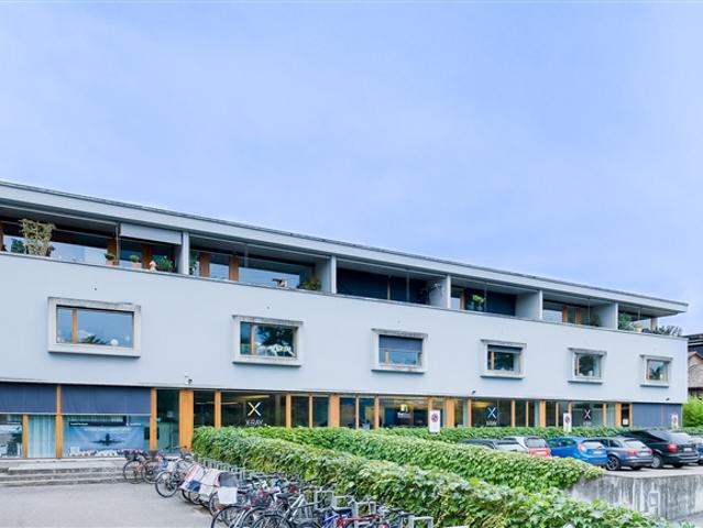 Motorradplatz in moderner Einstellhalle