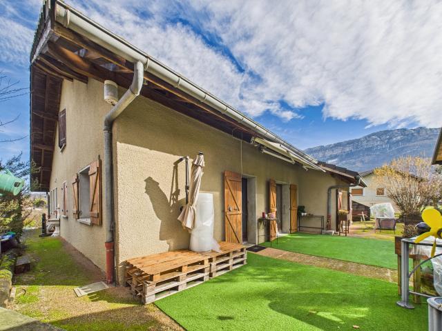 MOUXY Maison traditionnelle 188m2 terrain constructible 1875m2 vue dégagée au calme