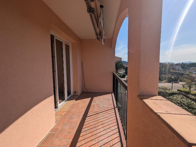 Mouans Sartoux deux pièces avec terrasse loggia et parking. Au calme proche de tout