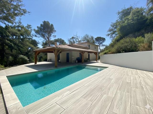 MOUGINS: MAISON RÉCENTE DANS DOMAINE FERMÉ