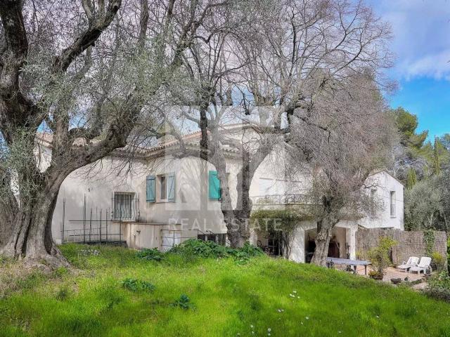 MOUGINS BELLE PROPRIETE DE 2 VILLAS SUR TERRAIN ARBORE DE 7000M²
