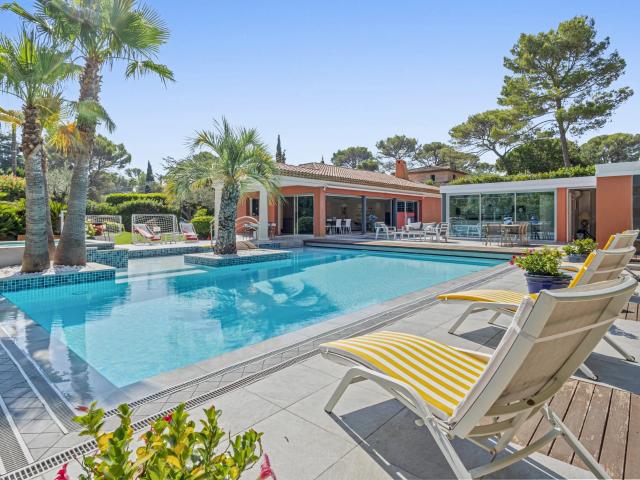 MOUGINS belle villa individuelle de plain pied avec studio et p