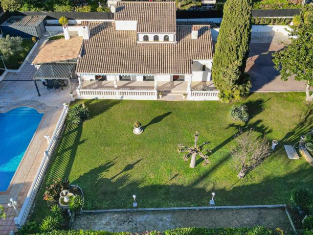 MOUGINS: VILLA 4 CH PISCINE ET MAGNIFIQUE TERRAIN PAYSAGÉE