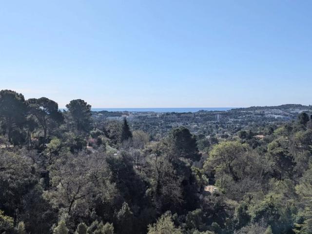 MOUGINS CENTRE PENTHOUSE 5P 160 m2 VUE PANORAMIQUE CAMPAGNE ET MER