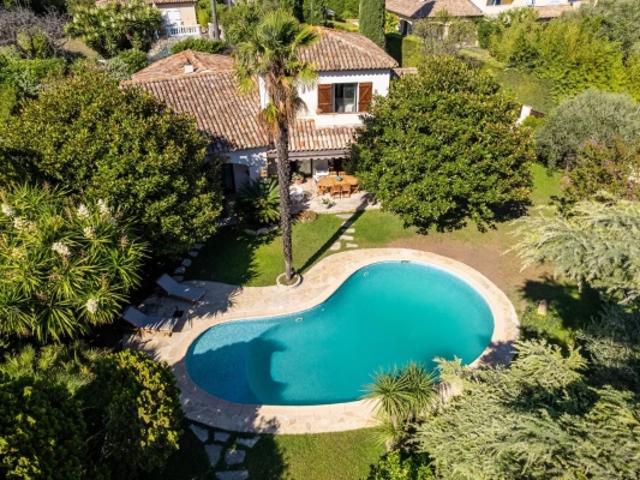 MOUGINS CHARMANTE VILLA 4 CHAMBRES AVEC PISCINE