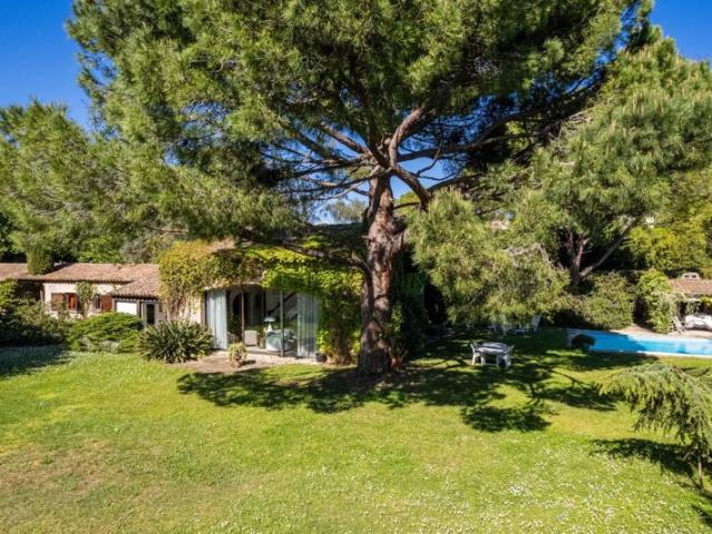 MOUGINS FONTMERLE VILLA AVEC JARDIN PISCINE et POOL HOUSE