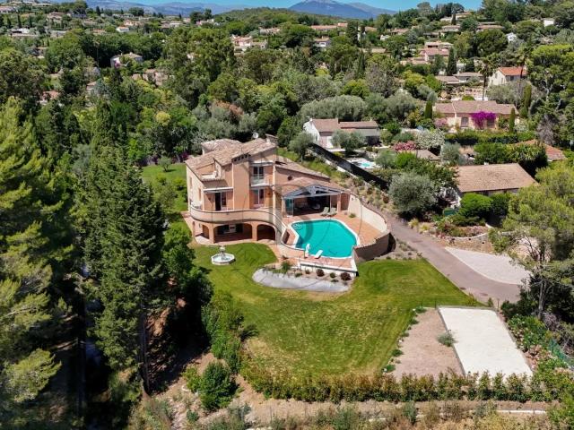 MOUGINS GRANDE VILLA À PIED DES COMMERCES