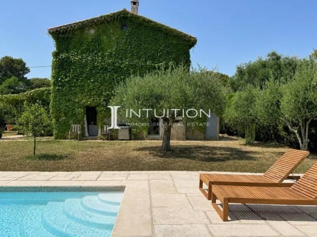 Mougins Les Colles: Authentique villa de charme avec piscine