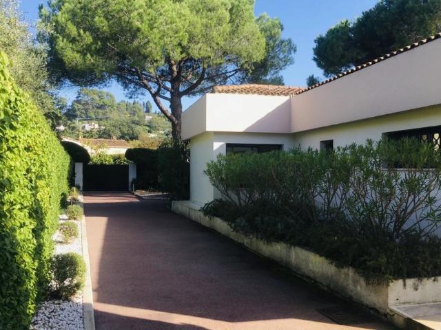 MOUGINS LOCATION BELLE CONTEMPORAINE 4500€/MOIS PROCHE DU VIEUX VILLAGE