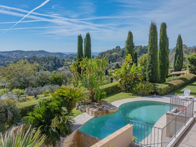Mougins Pibonson – Élégante villa provençale, piscine à débordement et vue panoramique campagne et mer