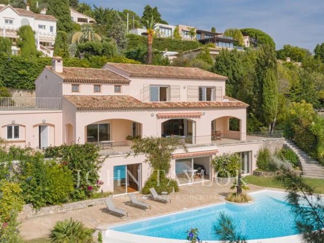 Mougins Proche village rare villa vue mer à rénover