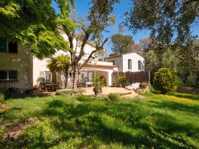 MOUGINS PROPRIETE DE 2 VILLAS SUR TERRAIN CLOS ET ARBORE DE 6700 M²