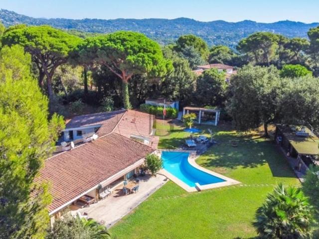 MOUGINS – PROPRIÉTÉ DE PLUS D'1 HECTARE – DOMAINE FERMÉ